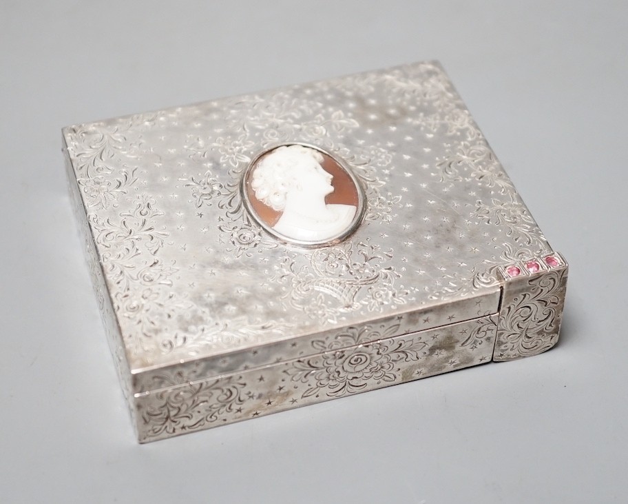 A lady's engraved 925 minaudiere, with inset cameo shell lid and mirrored interior, 86mm.